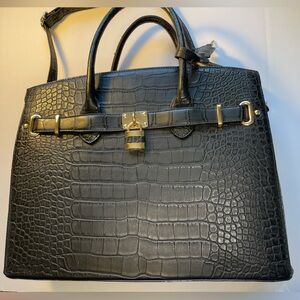 Chic Black Crocodile-Patterned Shoulder Bag